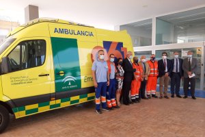 Profesionales de la base del 061 de Vera junto a autoridades en su inauguración, el 20 de julio.