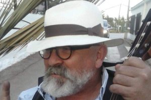 Sus amigos lo definen como un músico y médico culto, de personalidad tímida y sensible.