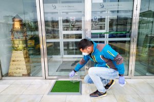 Labores de desinfección en el Puerto de Almería.