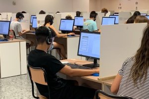 Alumnos realizan el examen en una imagen de archivo.