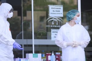 Imagen de archivo de sanitarios tomando muestras.