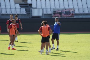 José Gomes dando instrucciones en el entrenamiento del sábado por la mañana.