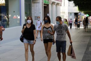 Almerienses con mascarilla en el centro de la capital.