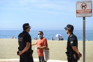 La Policía sigue vigilando las playas de la capital.