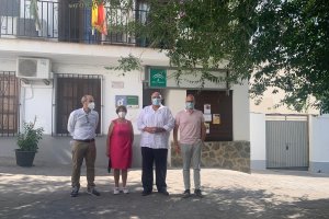 El diputado provincial junto a otras autoridades políticas en su visita a Beires.
