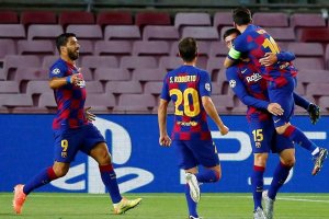 Messi se abraza a Lenglet en el Camp Nou, tras el gol del central del Barcelona.