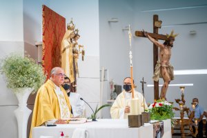 A la misa acudieron numerosos fieles.