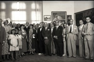 Acto cultural en la Escuela de Artes de Almería en 1934 en el que aparce Juan Cuadrado. Foto Domingo Fernández Mateos.