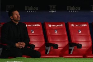 Simeone en la soledad del banquillo.