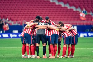 Los jugadores del Atlético de Madrid, antes del partido contra la Real Sociedad.