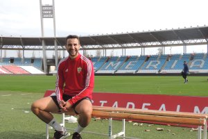 Juan Muñoz posando para LA VOZ en el Estadio.