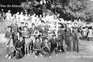 Los niños del hogar Alejandro Salazar que formaban parte de la banda del Canario. La fotografía es de 1944, en una jornada festiva.
