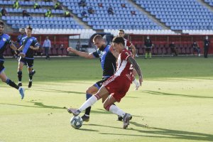 Darwin Núñez en una jugada del partido ante el Rayo Vallecano con Saveljich.