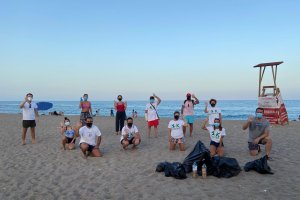 Voluntarios y miembros de la asociación tras la recogida en la playa del Lance Nuevo.