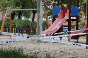 Parque infantil clausurado.