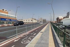 Carril bici que recorre el puente de la Avenida del Mediterráneo