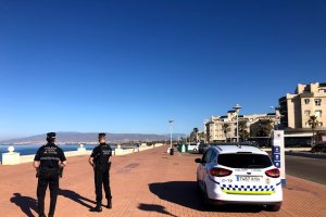 Policía Local patrullando en el paseo marítimo de Retamar
