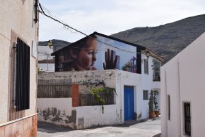 Uno de los grafitis que se pueden ver en Vícar.