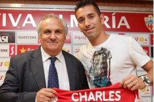 Alfonso García con el goleador Charles.