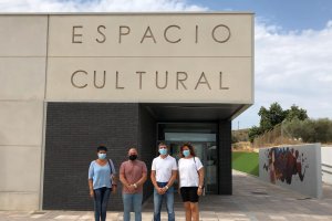 El alcalde con miembros del equipo de Gobierno.