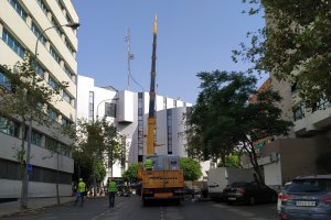 Una grúa en la puerta de la Villaespesa provoca el corte del tráfico en las inmediaciones.