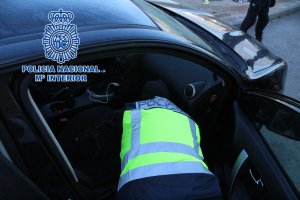 La Policía Nacional revisando el coche.