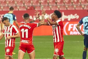 El Girona celebrando el gol mientras Darwin Núñez se lamenta.