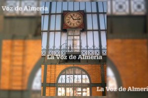 La esfera del reloj que da a la parte interior de la estación cuenta con dos tramos de escaleras y una cabina que utilizaba el relojero.