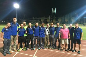 Rafael Martínez (tercero, de derecha a izquierda), rodeado de sus árbitros.