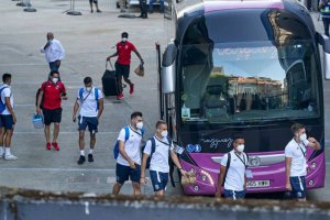 Los jugadores del Fuenlabrada, en su viaje a A Coruña.