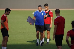 El míster portugués del Almería dando instrucciones en el Mediterráneo.
