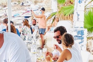 Pablo Casado y su familia saboreando la gastronomía del Parque Natural Cabo de Gata-Níjar en la Isleta del Moro.