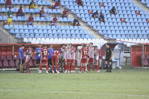 José Gomes dando instrucciones al equipo en la pausa de hidratación.