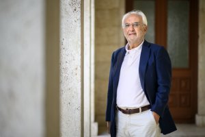 El subdelegado del Gobierno, Manuel de la Fuente, posa en el edificio de la Subdelegación en calle Arapiles