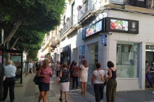 Cola en el exterior de la Oficina de Turismo para comprar el abanico de Feria 2020