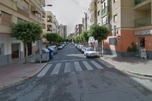 La calle Manolo Escobar a la altura del cruce con la calle Cervantes.