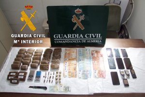 Droga, dinero y balanzas de precisión halladas en las dos viviendas de Balanegra en las que se vendía droga.