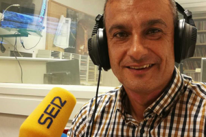 Israel Polo en los estudios de la Cadena SER.