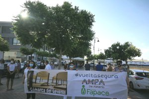 Manifestación de representantes de las AMPA en Vera, el pasado viernes.