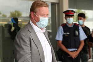 Ronald Koeman, a su llegada a Barcelona. / ALBERT GEA (REUTERS)