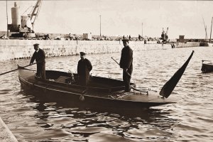 Lancha  auto-móvil del Puerto y sus remeros, en 1909, como la que manejaba Echegaray.  Foto Antonio Mateos UPM.