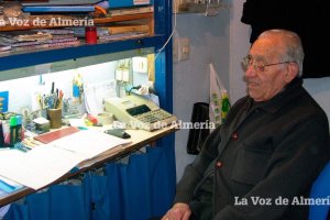 Juan Pedro León, el encargado eterno de la administración de lotería, unos días antes de su cierre en el invierno de 2007. Acababa de morir la dueña.