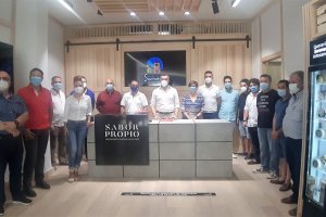 Representantes del Ayuntamiento y empresariales en la inauguración.