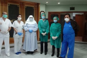 Nicasio Marín, a la derecha, junto a personal sanitario en la residencia Santa Teresa Jornet de la capital.