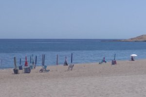 Sombrillas y sillones cerrados esperan a sus dueños en una de las playas de Carboneras.