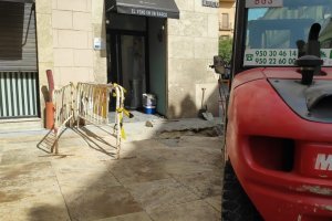 Puerta de El Vino en un barco con la calle en obras.