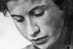 Fue deportada a Auschwitz con sus padres y hermanos, donde perecieron todos.