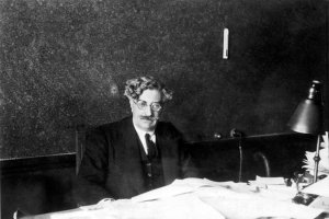 Antonio  Flores de Lemus (1876-1941) en su despacho de asesor del Ministerio de Hacienda, en una imagen de 1920.