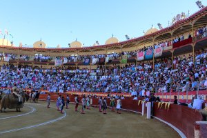 Tras el paseillo los matadores de toros reciben una ovación del respetable.