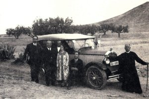 Emilio  Zurano, su mujer, Juan Cuadrado y el cura Francisco Rodríguez, entre otros , en Pulpí.